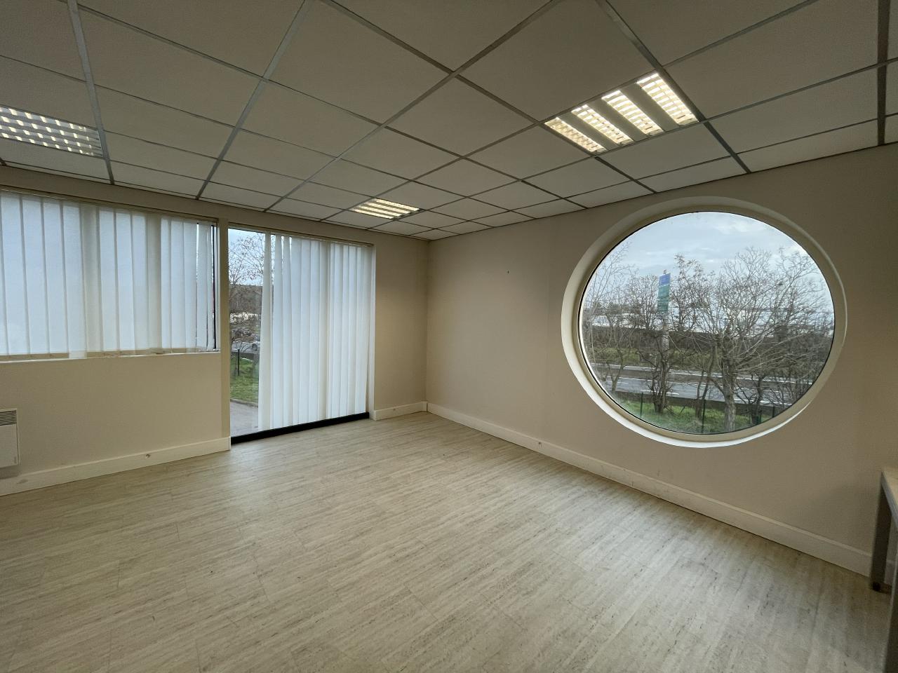 Local d'activité Saint-Ouen-l'Aumône 946m² Location local d'activité Saint-Ouen-l'Aumône Val-d'Oise OLACT2419803 1